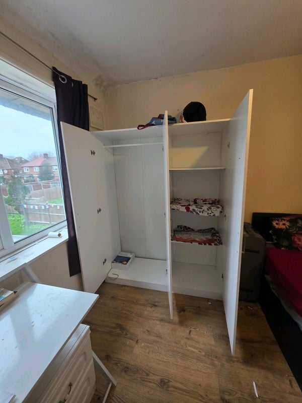 Room Greenbay Road in Greater London