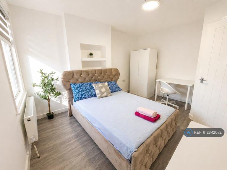 Room Mandeville Road in Greater London