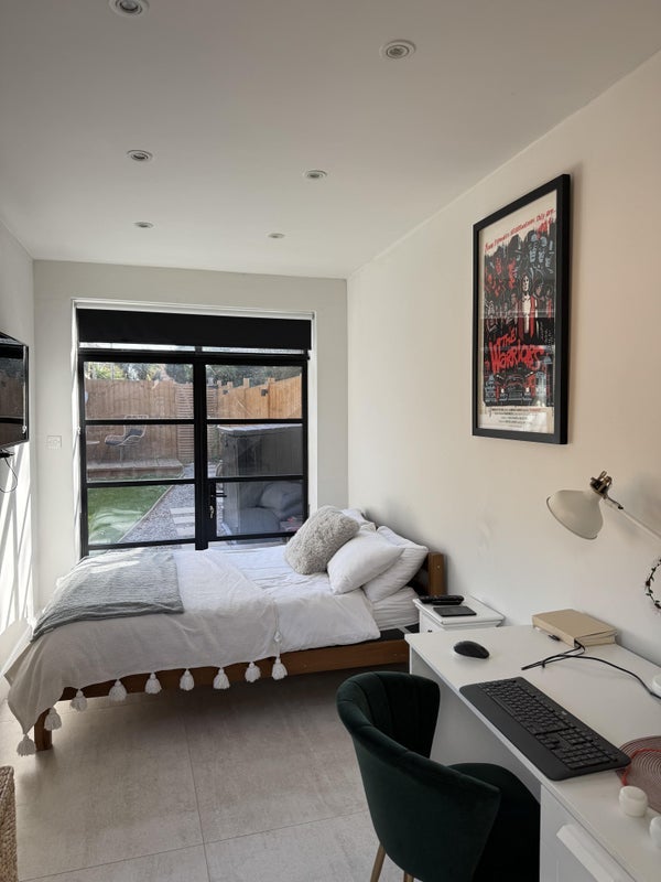 Flat Sutherland Grove in Greater London