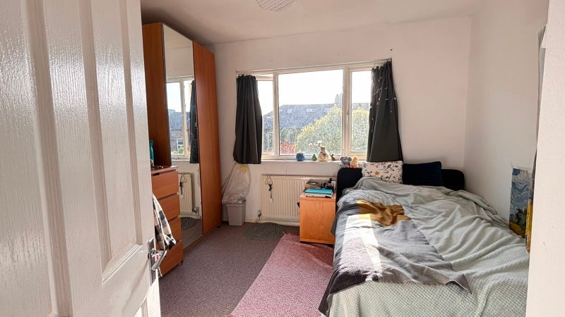 Room Compton Road in Greater London