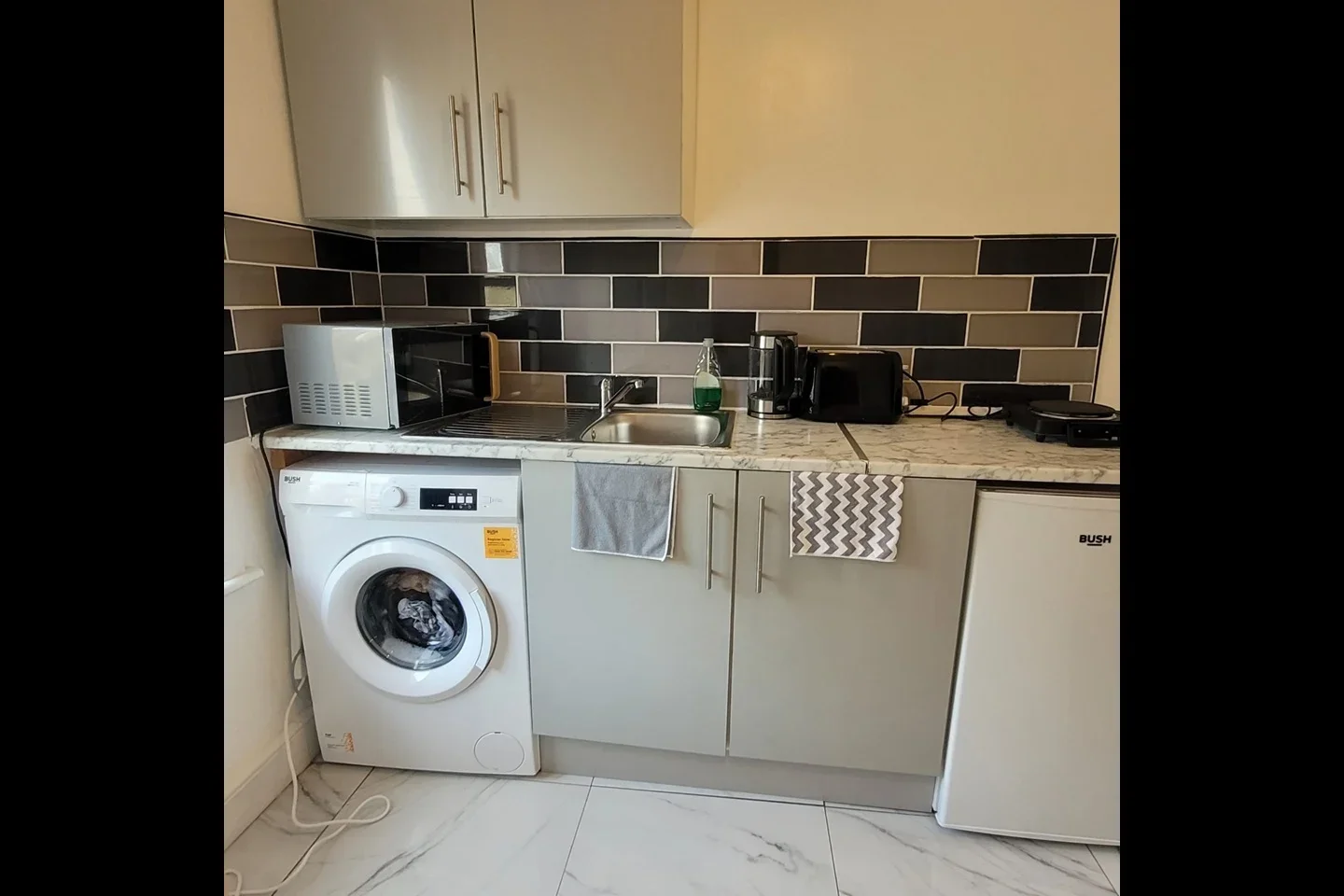 Room Craydene Road in Greater London