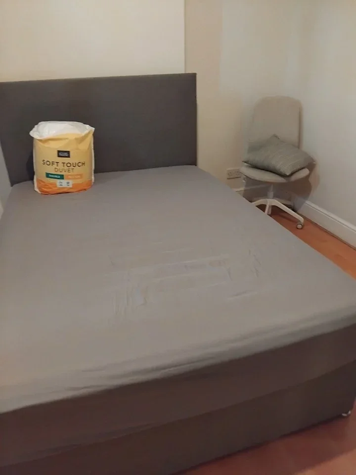 Room Craydene Road in Greater London