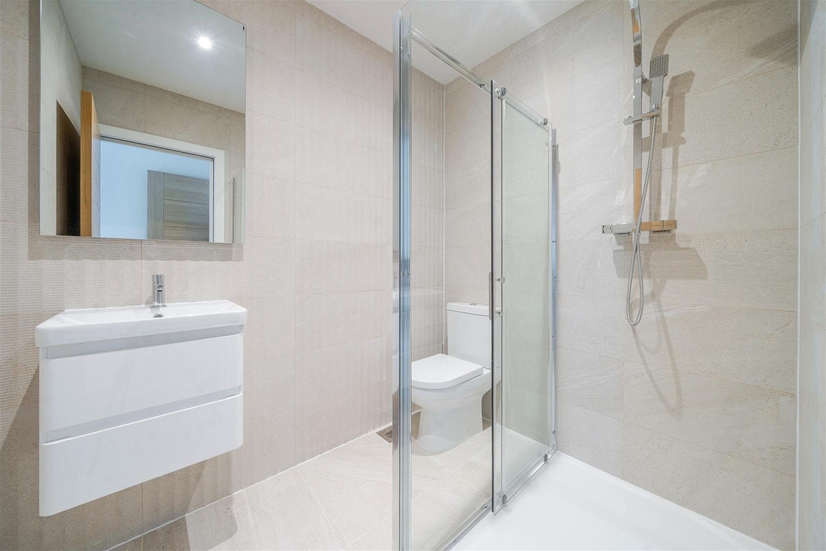 Flat Gunnersbury Avenue in Greater London