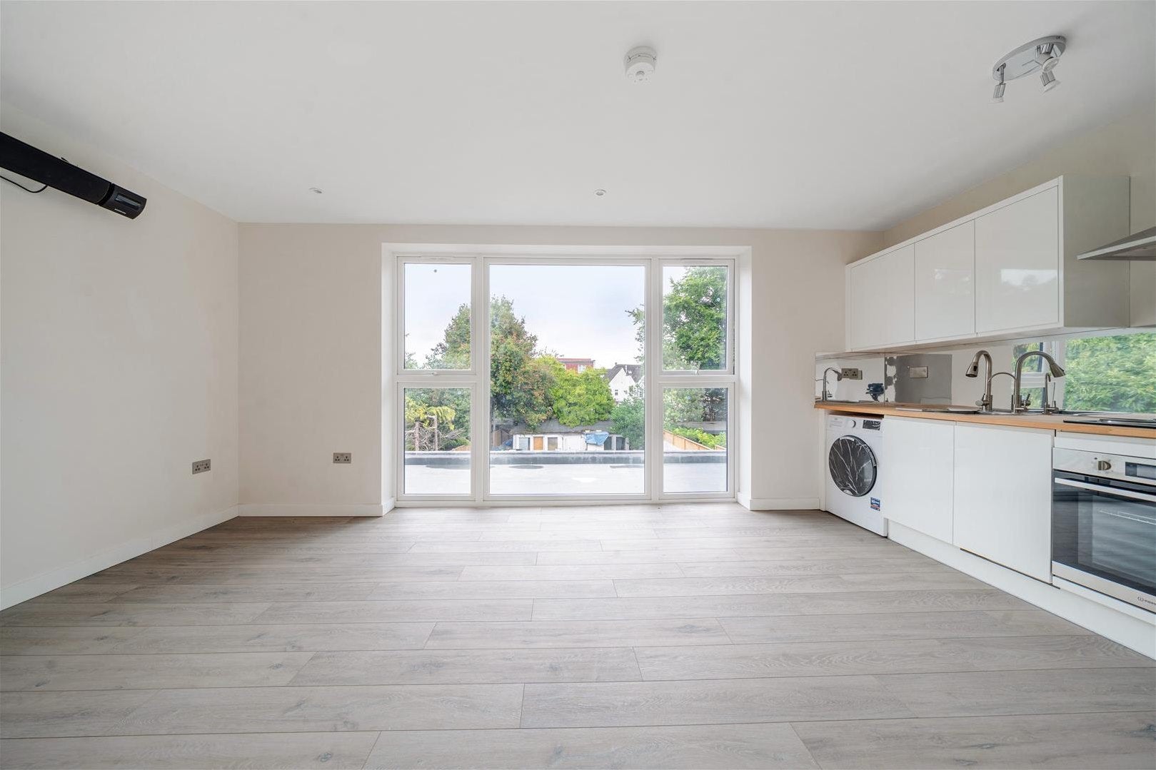 Flat Gunnersbury Avenue in Greater London