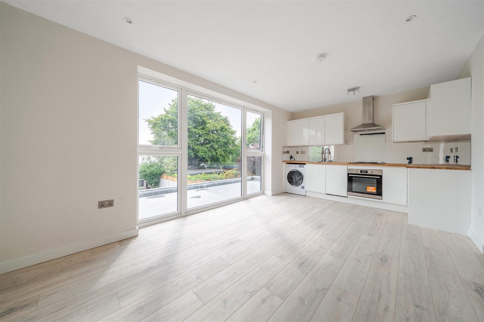Flat Gunnersbury Avenue in Greater London