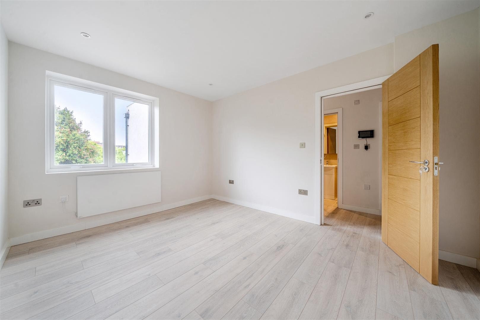 Flat Gunnersbury Avenue in Greater London