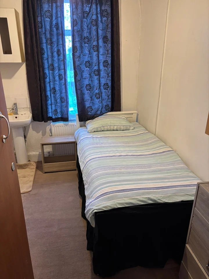Room Milton Road in Southend-on-Sea