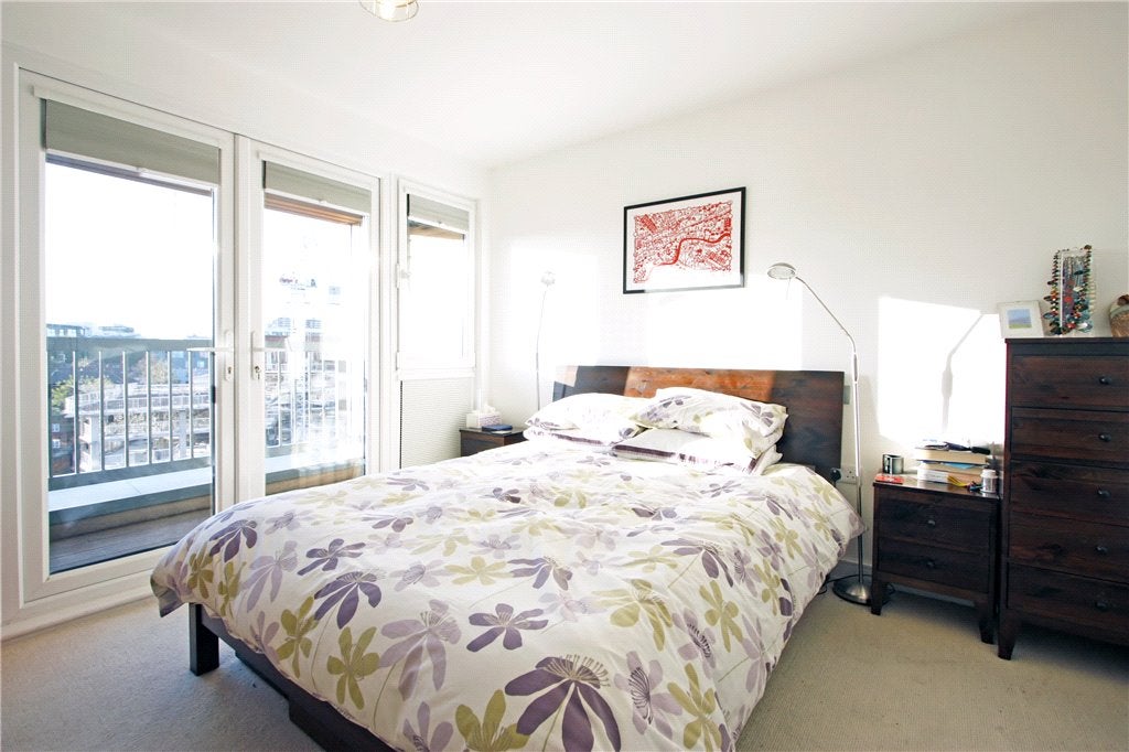 Flat Ropewalk in Greater London