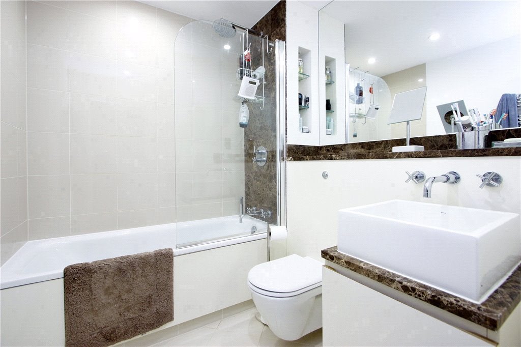 Flat Ropewalk in Greater London