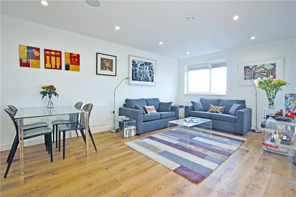 Flat Ropewalk in Greater London