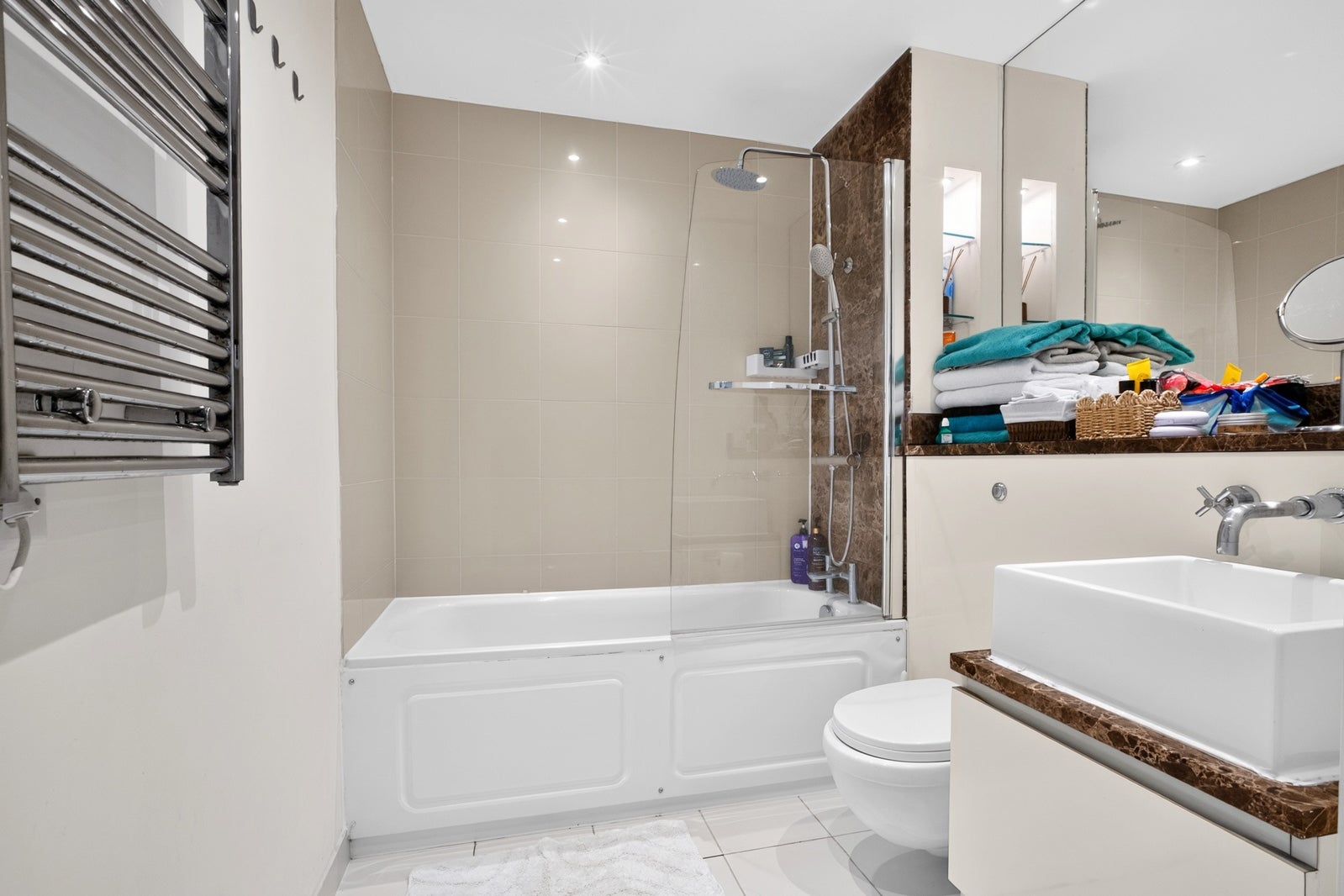 Flat Ropewalk in Greater London