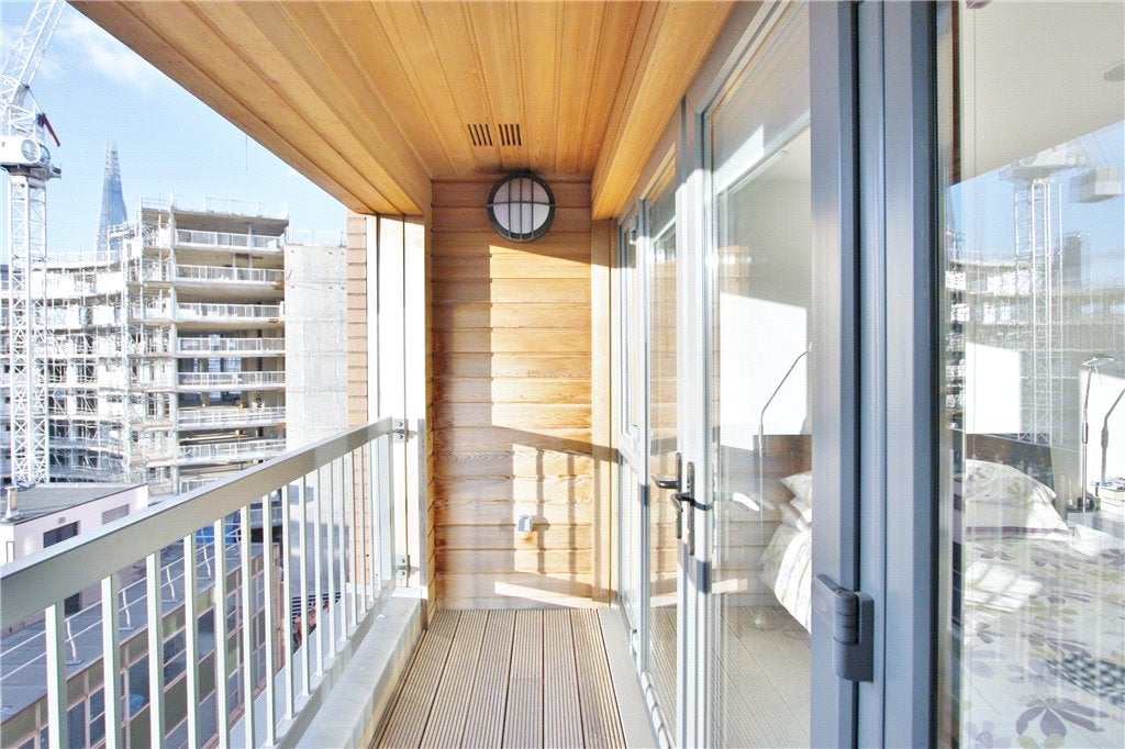 Flat Ropewalk in Greater London