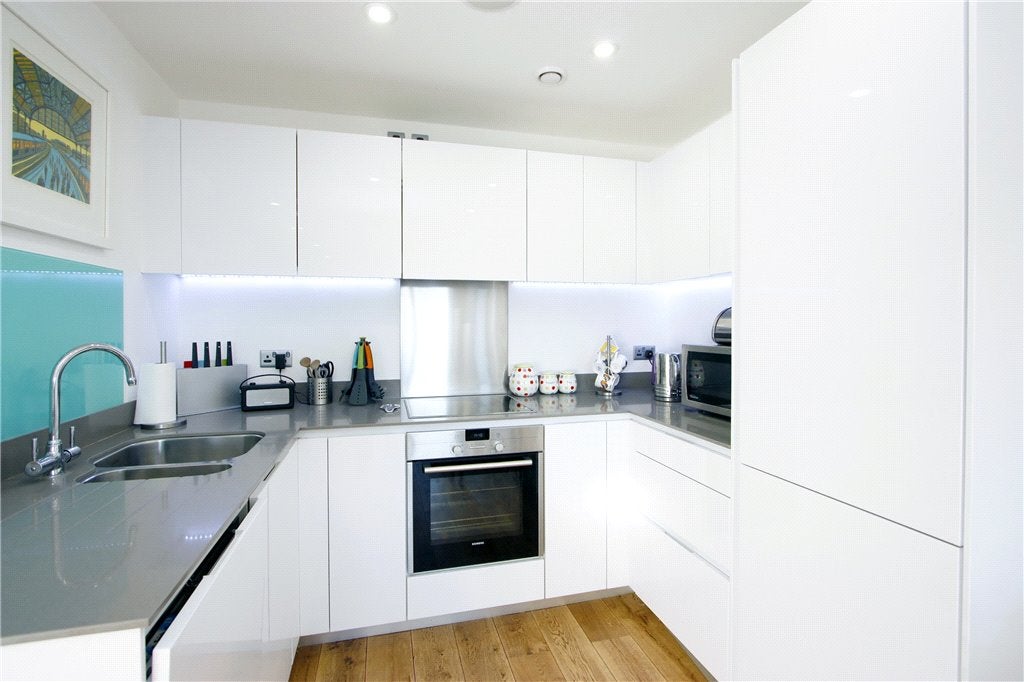 Flat Ropewalk in Greater London