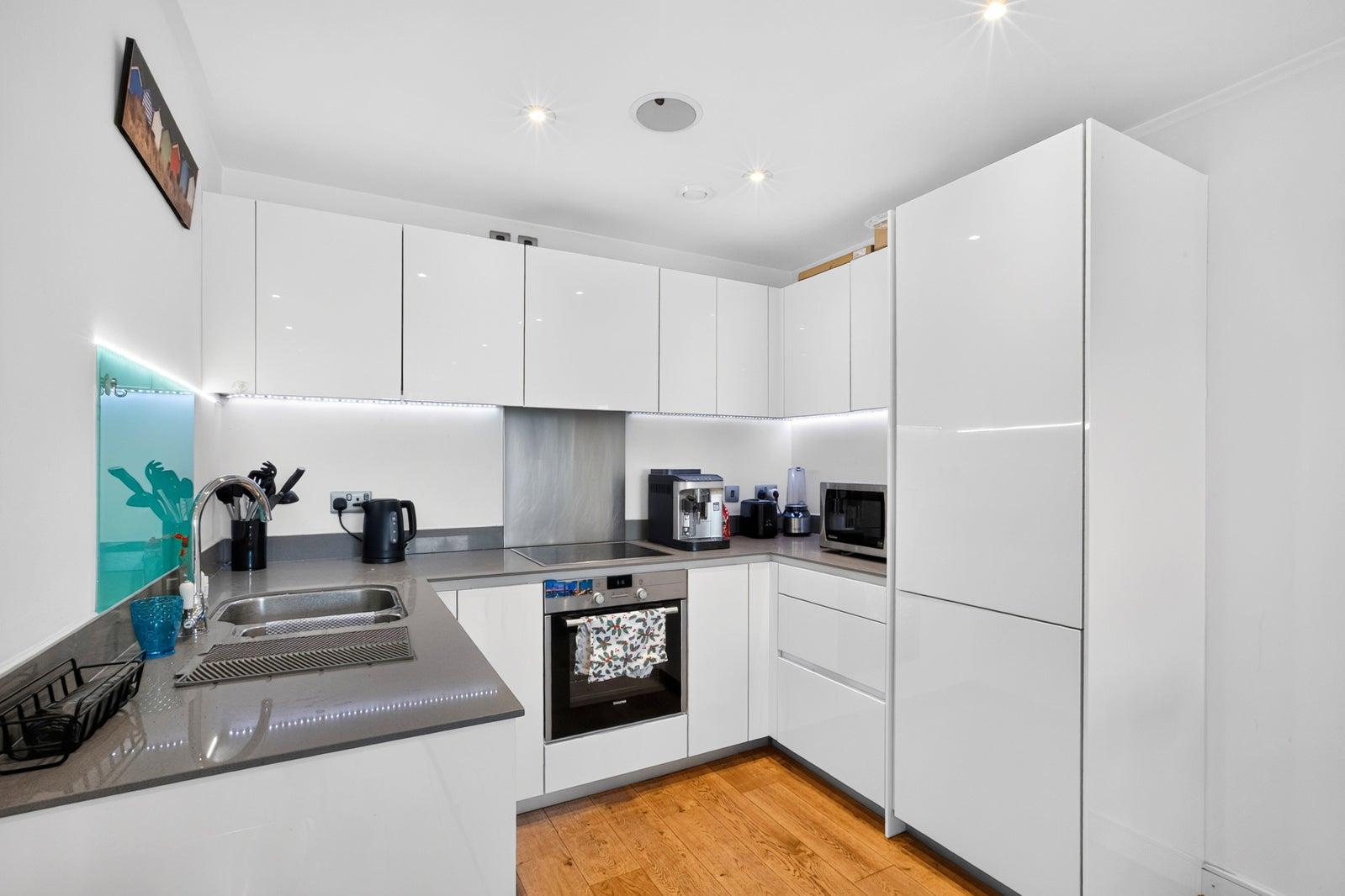 Flat Ropewalk in Greater London