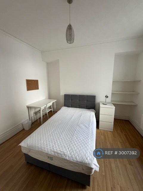 Room Hanover Street in Swansea