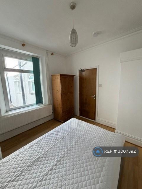 Room Hanover Street in Swansea