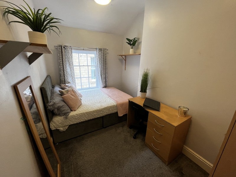 Room Cumberland Road in Leeds