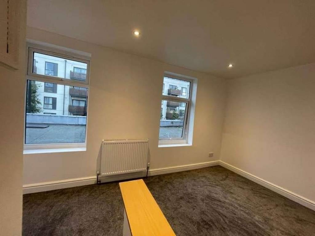 Flat Thornhill Road in Greater London