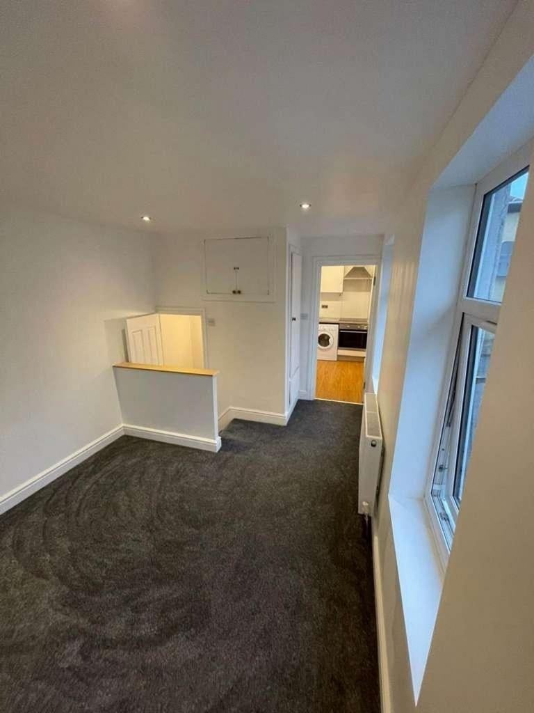 Flat Thornhill Road in Greater London