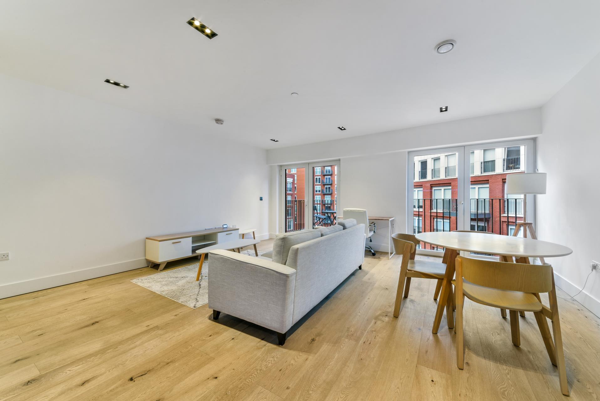 Flat Trenchold Street in Greater London