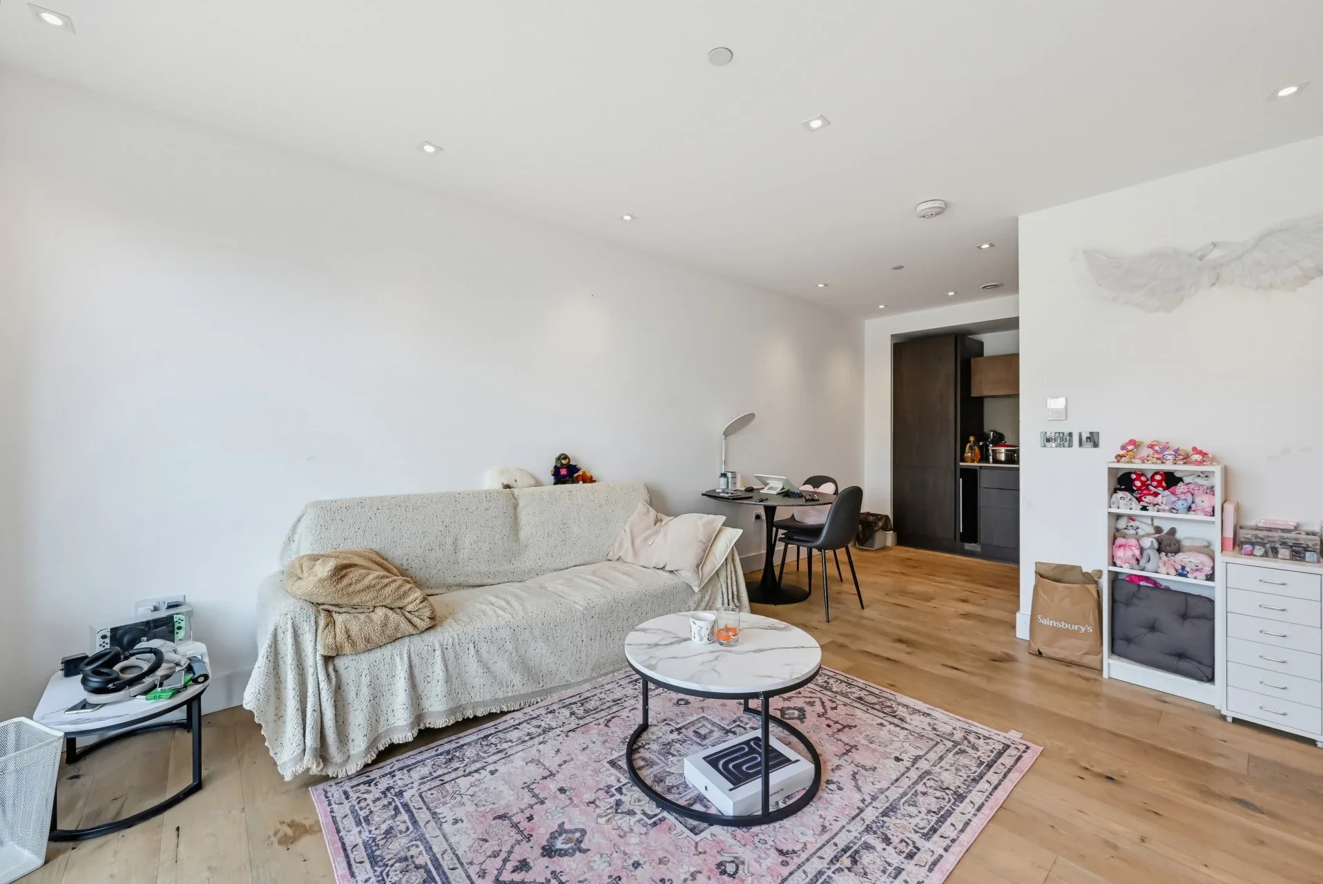 Flat Trenchold Street in Greater London