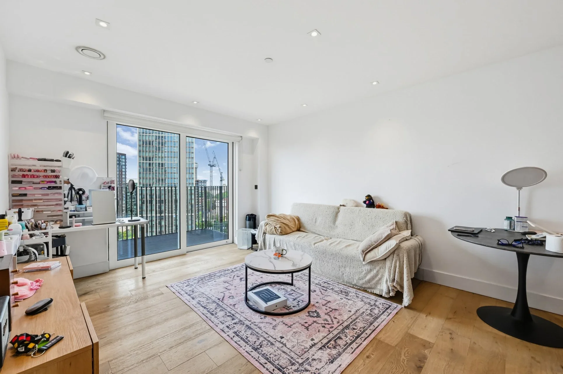 Flat Trenchold Street in Greater London