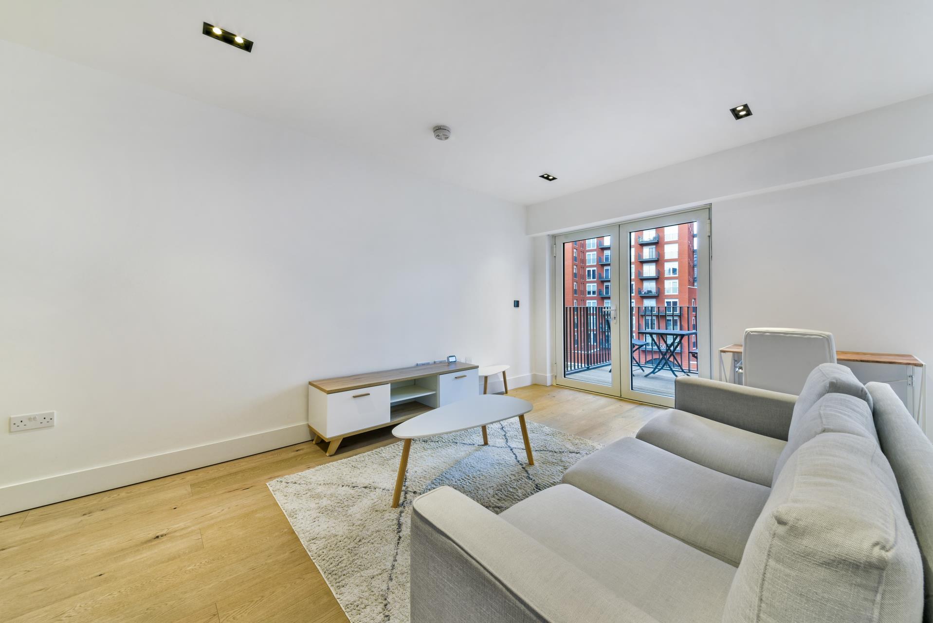 Flat Trenchold Street in Greater London