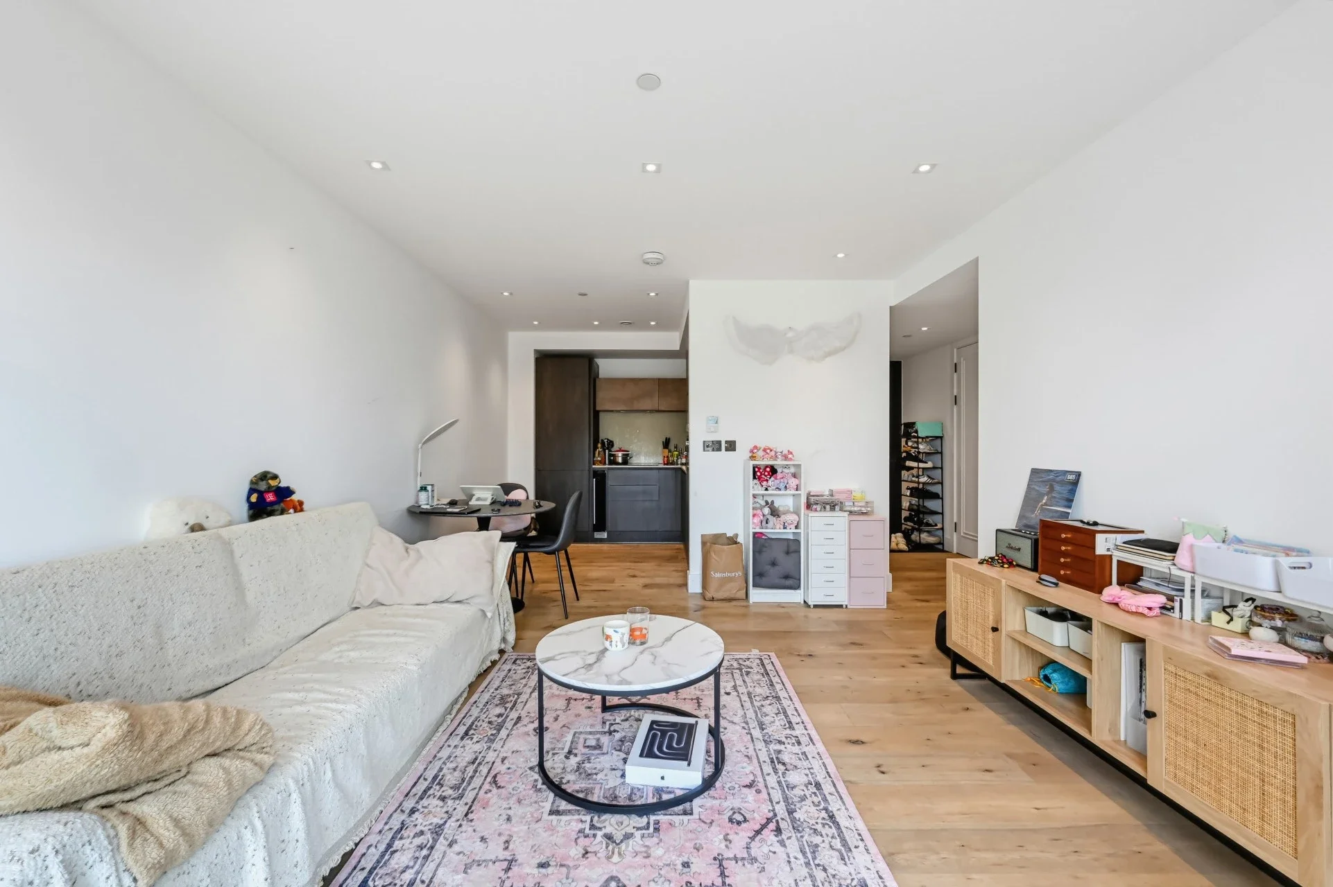 Flat Trenchold Street in Greater London