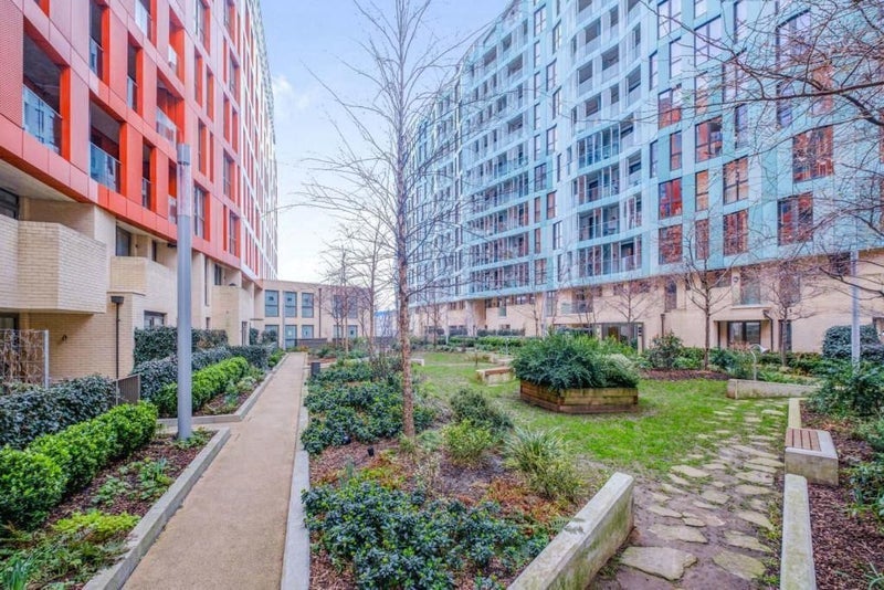 Flat Telegraph Avenue in Greater London