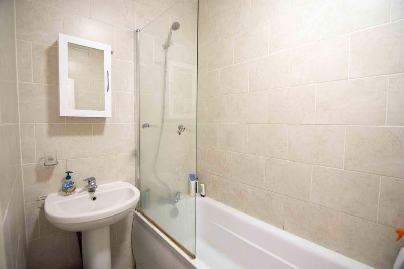 Room Tunis Road in Greater London