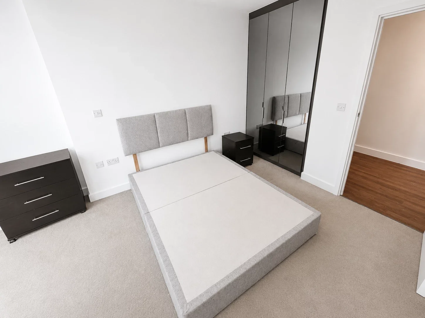 Flat Arsenal Way in Greater London
