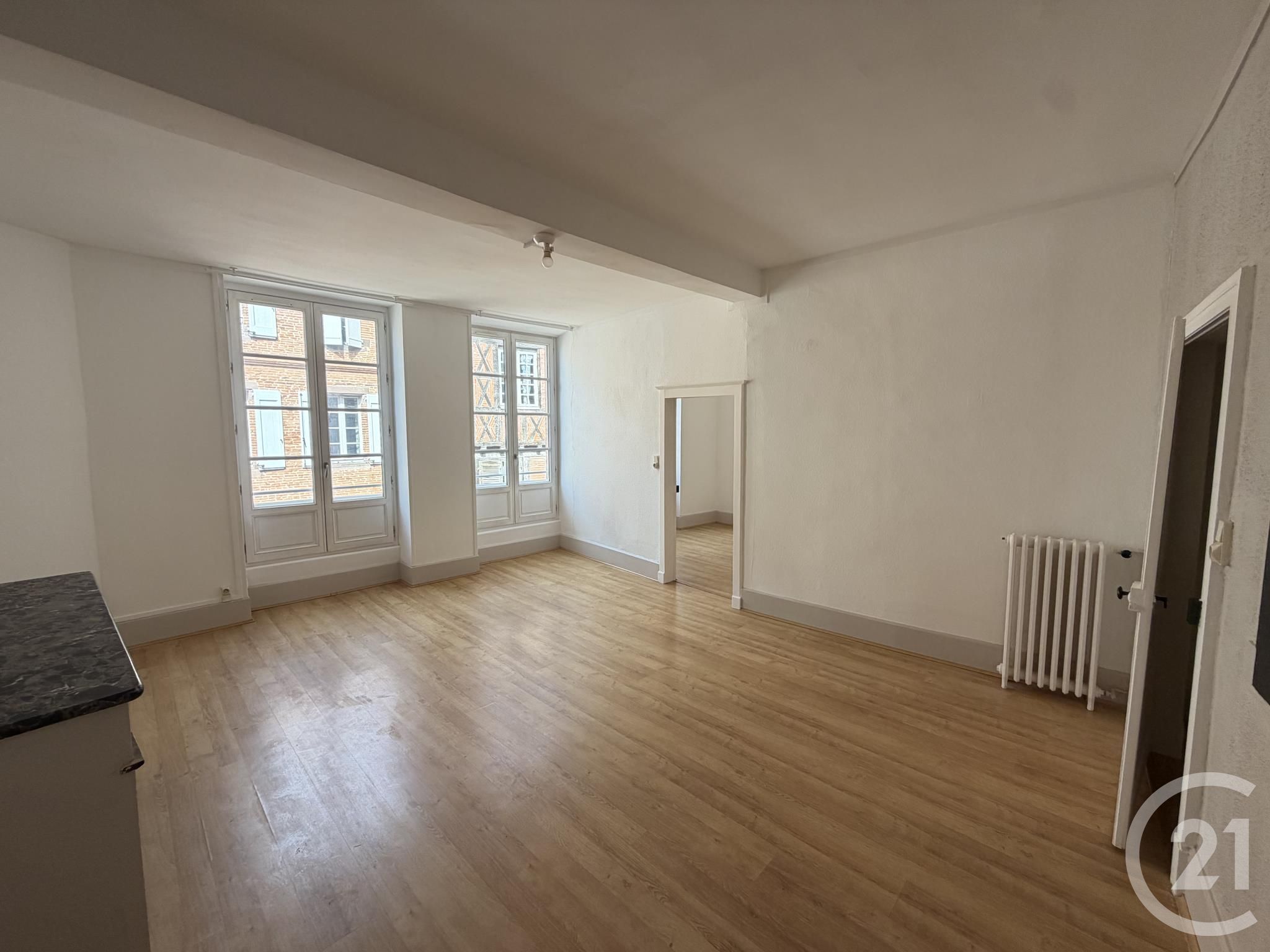 Appartement Place de l'Église à Sainte-Cécile-du-Cayrou
