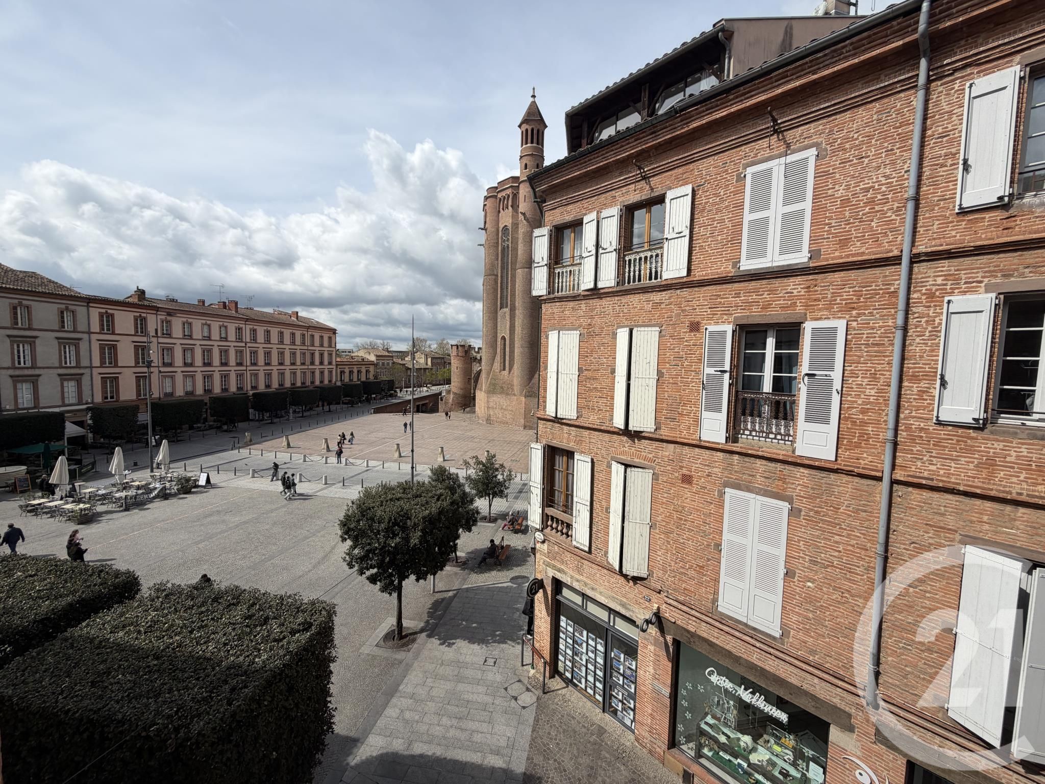 Appartement Place de l'Église à Sainte-Cécile-du-Cayrou