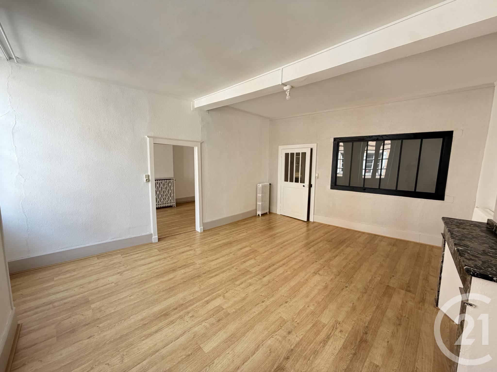 Appartement Place de l'Église à Sainte-Cécile-du-Cayrou
