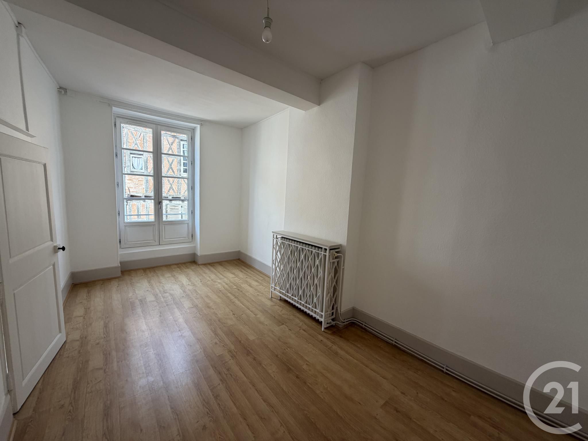 Appartement Place de l'Église à Sainte-Cécile-du-Cayrou