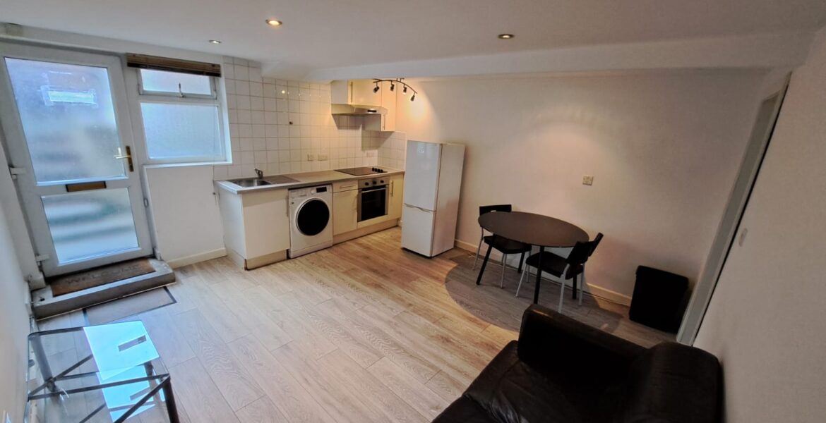 Flat Brudenell Road in Leeds