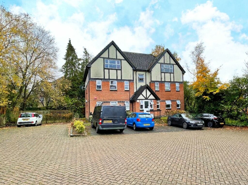 Flat Shelley Court in Surrey Heath