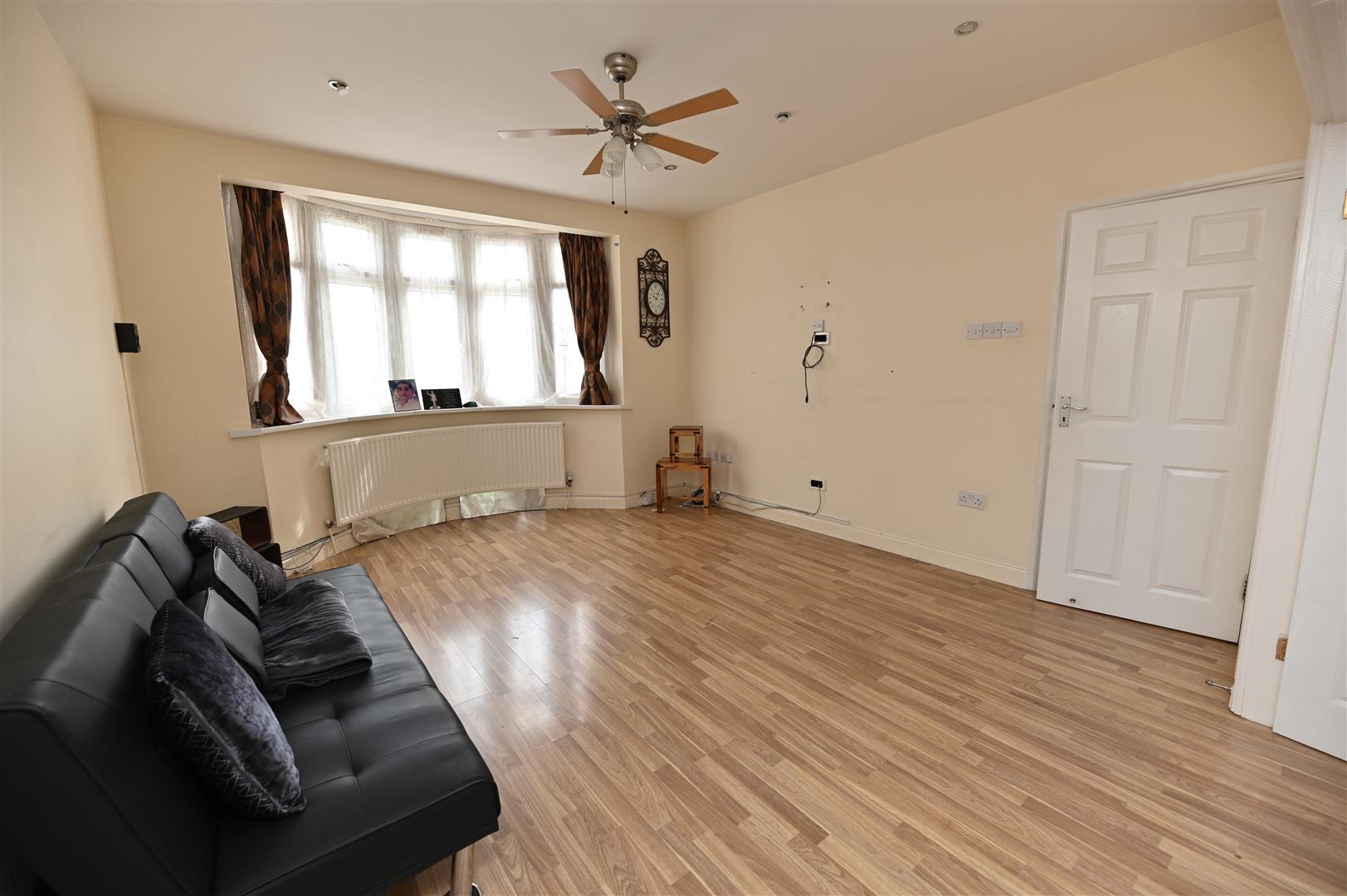 Room Hamilton Avenue in Greater London