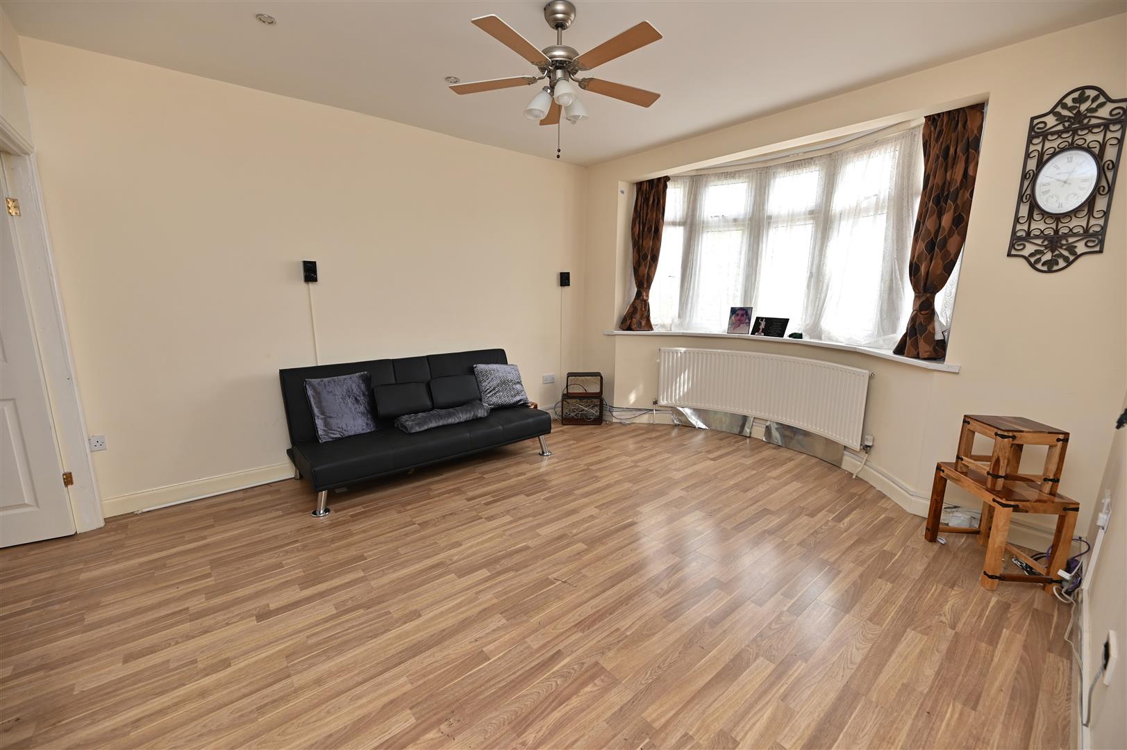 Room Hamilton Avenue in Greater London