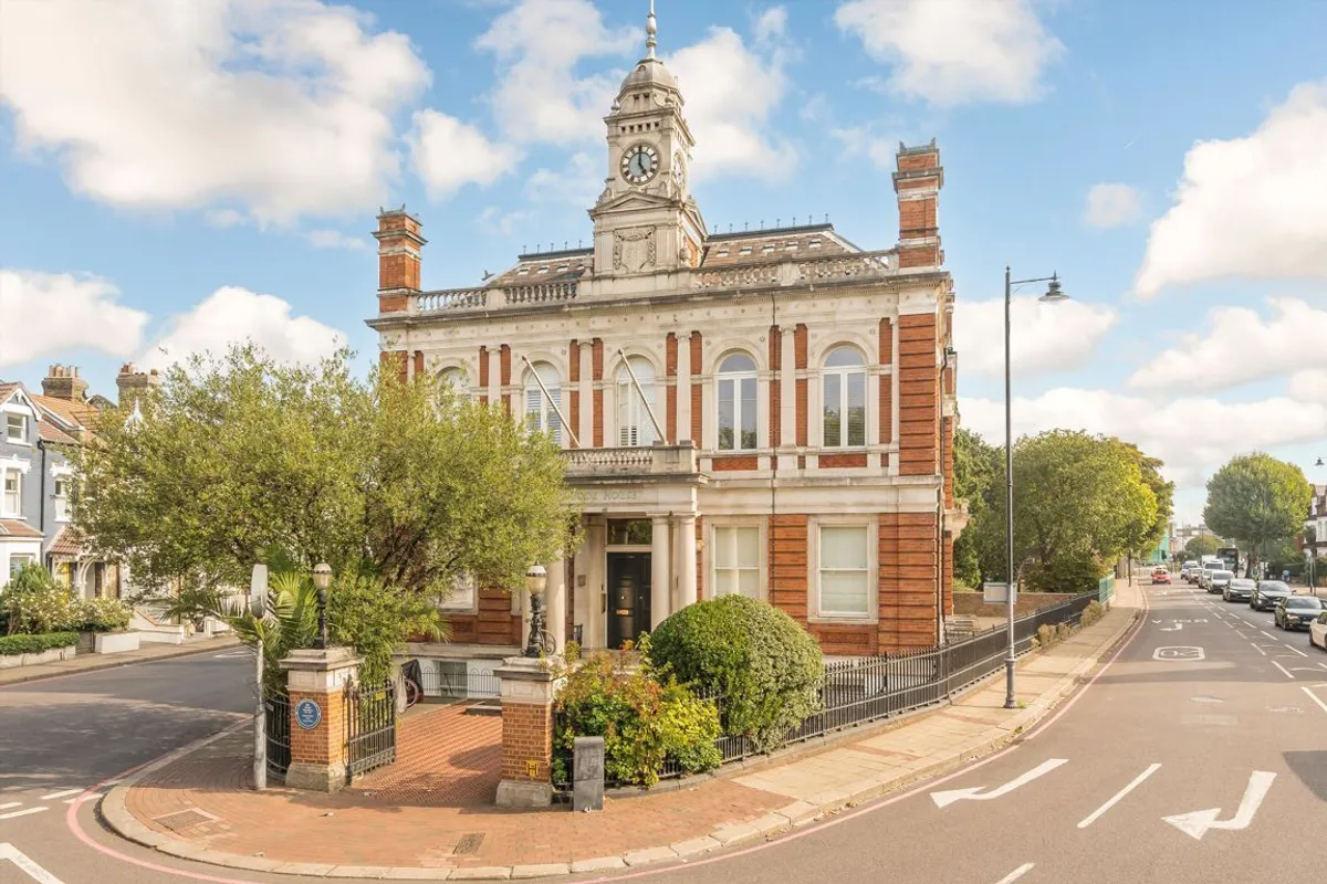Flat East Hill in Greater London