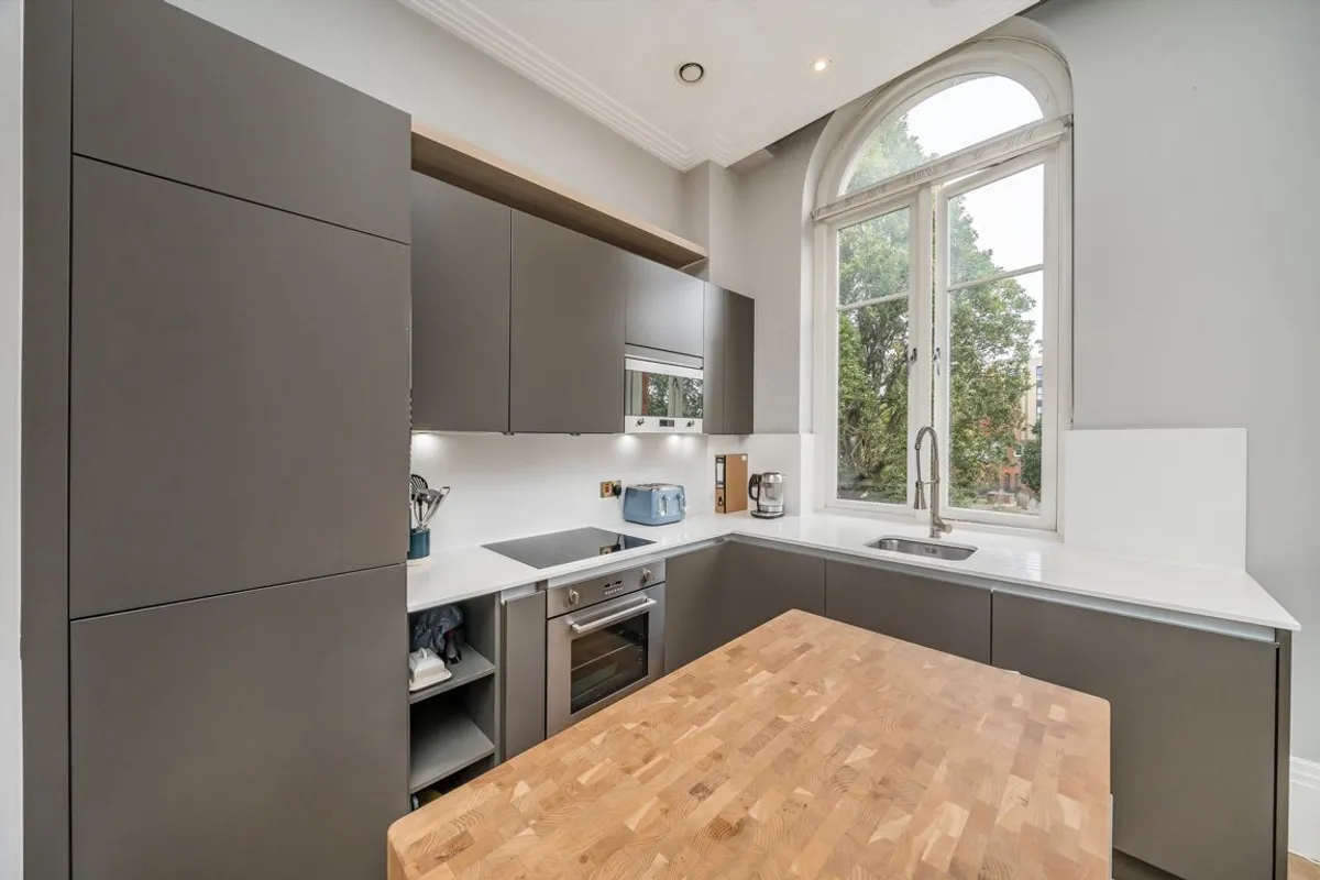 Flat East Hill in Greater London