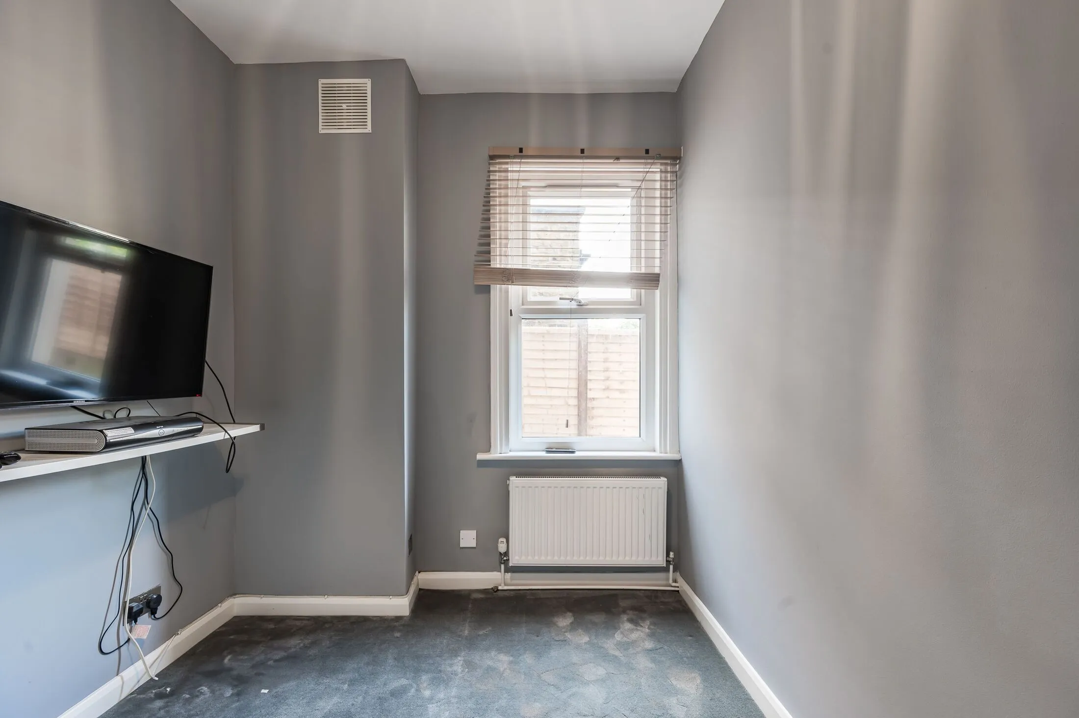 Flat Blackshaw Road in Greater London