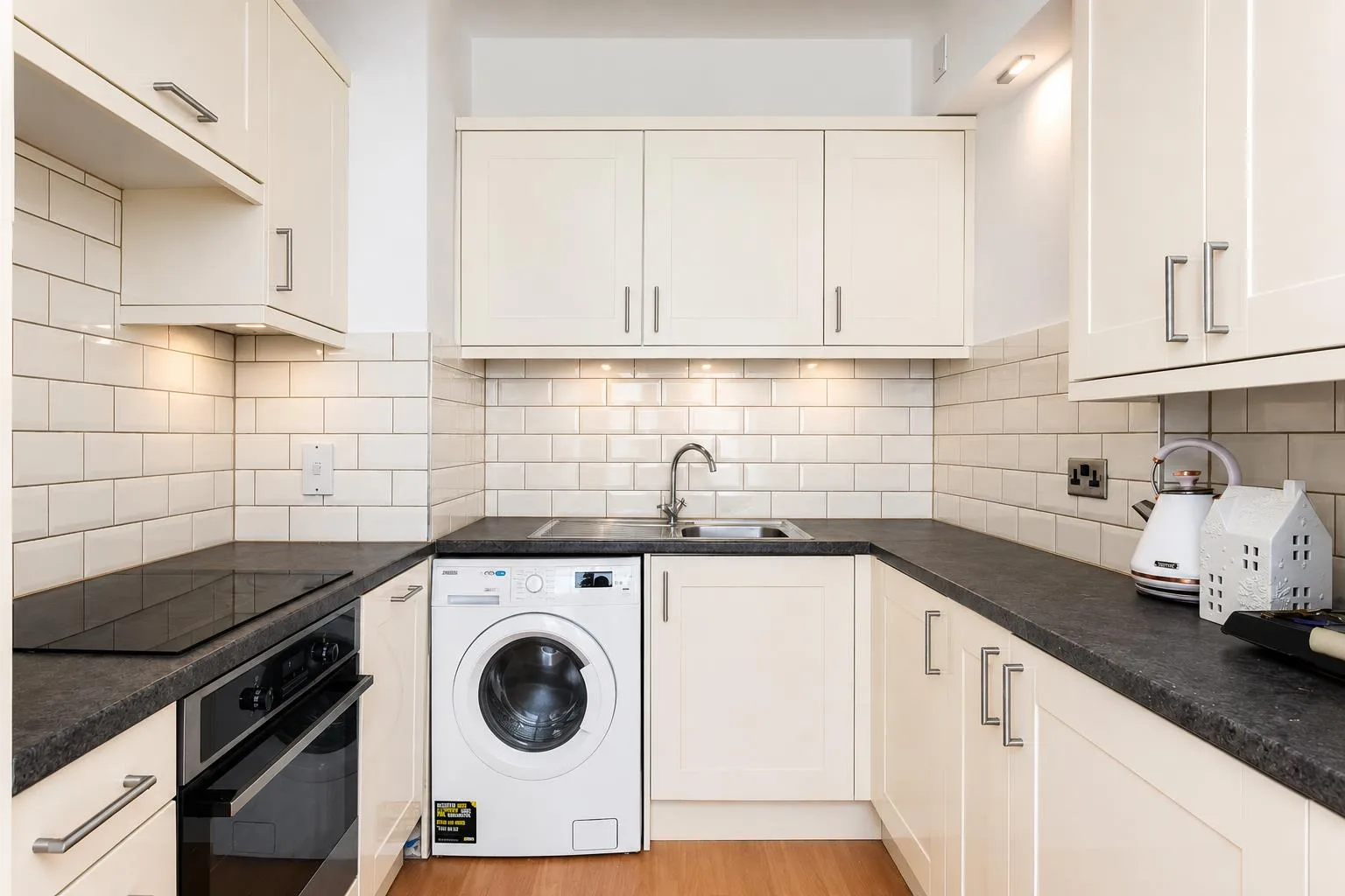 Flat First Avenue in Greater London