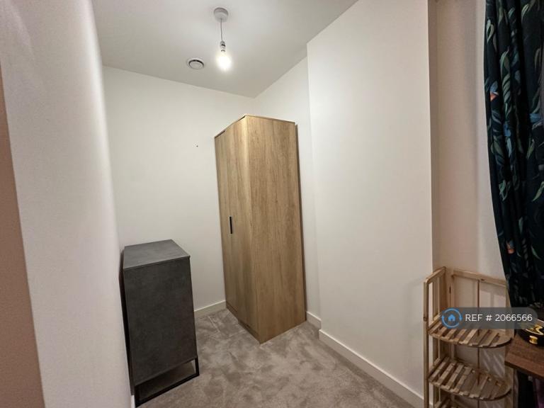 Room Thunderer Street in Greater London