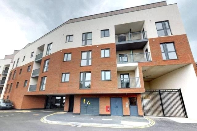 Flat Lyons Drive in Worplesdon
