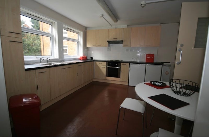 Room Woodcroft Avenue in Birmingham