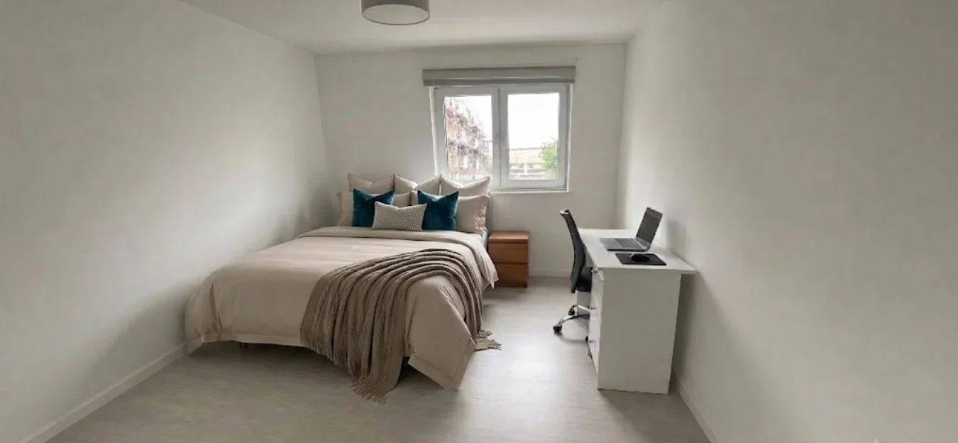 Room Deeley Road in Greater London