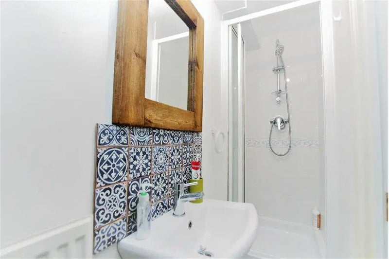Room Chamberlayne Avenue in Greater London