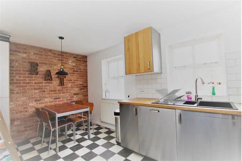 Room Chamberlayne Avenue in Greater London