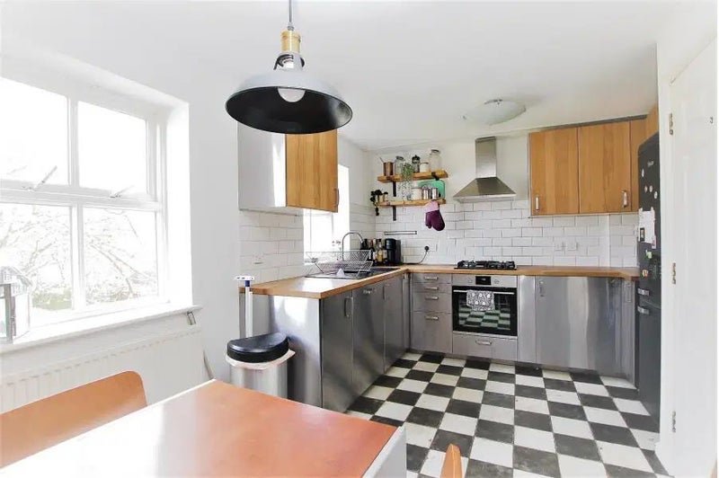 Room Chamberlayne Avenue in Greater London